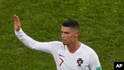 Cristiano Ronaldo quitte le terrain après que son équipe ait été éliminée lors de la Coupe du monde 2018 au stade Fisht de Sotchi, Russie, le 30 juin 2018.