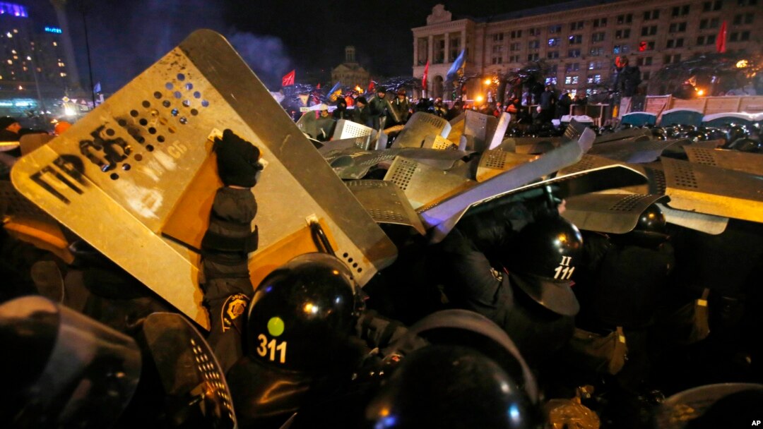 Ukraina mengerahkan ratusan polisi untuk menyerbu perkemahan demonstran di pusat ibukota Kiev hari Rabu (11/12) pagi. 
