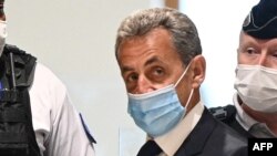 Mokonzi ya kala ya France Nicolas Sarkozy akomi na tribunal na bosambisami bwa ye, Paris, France, 1er mars 2021.