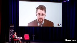 Edward Snowden mengikuti diskusi buku karangannya, "Permanent Record", melalui sambungan video dengan wartawan Jerman, Holger Stark, di Berlin, Jerman, 17 September 2019.