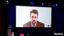 Penayangan video Edward Snowden dalam diskusi terkait penerbitan bukunya, "Permanent Record" bersama wartawan Jerman, Holger Stark di Berlin, Jerman, 17 September 2019.