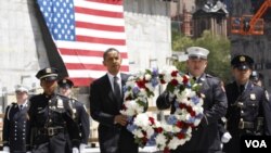 Presiden Barack Obama meletakkan karangan bunga di lokasi Ground Zero, didampingi para anggota pemadam kebakaran dan polisi New York, Kamis (5/5).