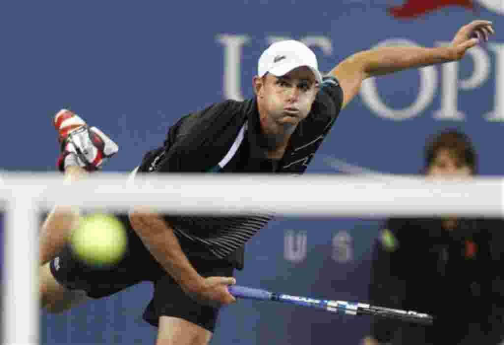 Andy Roddick, de Estados Unidos, lanza para Michael Russell, de los Estados Unidos, durante el torneo de tenis Abierto de EE.UU. en Nueva York, miércoles, 31 de agosto de 2011. (Foto AP / Charles Krupa)