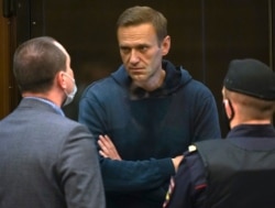 러시아 야권 지도자 알렉세이 나발니가 2일 모스크바 법원에서 변호인들과 대화하고 있다.