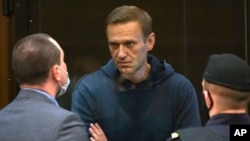 러시아 야권 지도자 알렉세이 나발니가 2일 모스크바 법원에서 변호인들과 대화하고 있다.