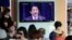 韩国人观看电视报道日本首相安倍就二战结束70周年发表谈话（2015年8月14日）