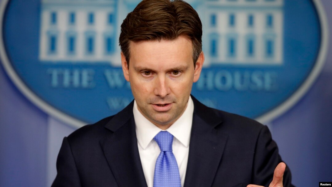 Juru bicara Gedung Putih Josh Earnest menjawab pertanyaan mengenai ISIS, Irak dan Suriah dalam konferensi pers di Washington (25/8). 