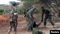 Tentara Somalia membantu rekannya yang terluka dalam pertempuran dengan al-Shabab (foto: dok). 