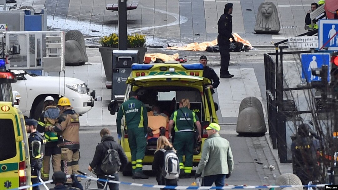 Petugas pertolongan tampak di lokasi serangan truk di Drottninggatan, pusat kota Stockholm, Swedia, Jumat (7/4).