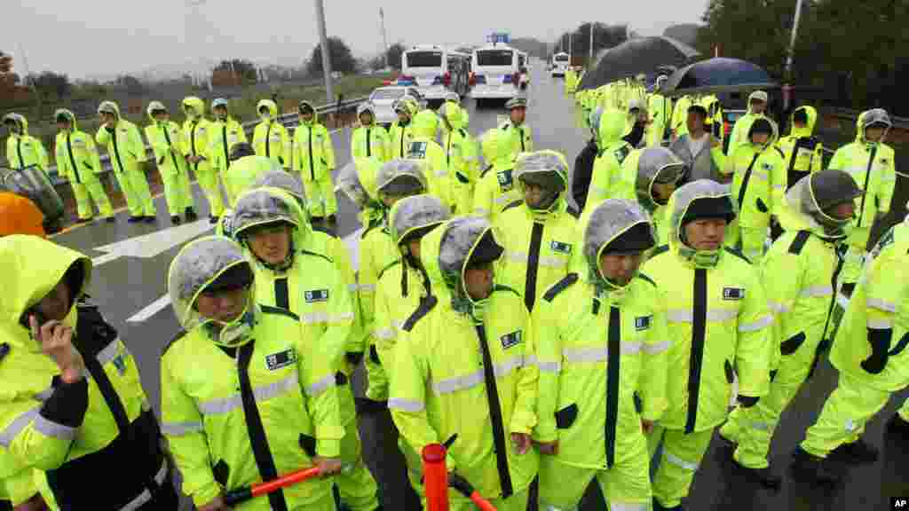 한국의 탈북자 단체들은 22일 파주 임진각에서 북한으로 전단을 날려보내겠다고 예고했고, 북한은 군사적 타격을 가할거라고 위협했었다. 하지만 이 날 한국 경찰의 통제로 임진각에서의 전단 살포는 무산됐다.