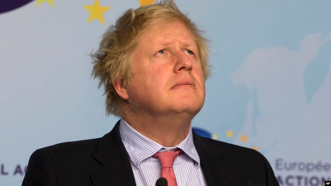 Boris Johnson mengatakan bahwa perempuan (Muslim) yang mengenakan burqa yang menutup muka mereka, kelihatan seperti “perampok bank” atau “kotak surat”.