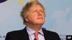 Boris Johnson mengatakan bahwa perempuan (Muslim) yang mengenakan burqa yang menutup muka mereka, kelihatan seperti “perampok bank” atau “kotak surat”.