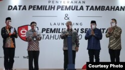 Ketua KPU Arief Budiman (tengah) bersama sejumlah anggota KPU secara resmi meluncurkan Pilkada serentak, Kamis (18/6). (Sumber: Humas KPU)