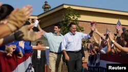 Kandidat presiden Mitt Romney (kanan) dan wakil presiden Paul Ryan pada kampanye di Ohio. (Foto: Reuters/Brian Snyder)