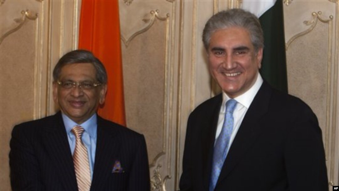 Indian External Affairs Minister S.M. Krishna, left, shakes hands with his Pakistani counterpart Shah Mahmood Qureshi prior to formal talks at the Foreign Ministry in Islamabad, Pakistan (2010 File)