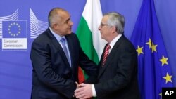 European Commission President Jean-Claude Juncker (r) welcomes Bulgarian Prime Minister Boyko Borisov at the European Commission headquarters in Brussels, Dec. 4, 2014.