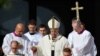 El Papa Francisco llega a la Basílica de San Pedro para la celebrar la misa de canonización del inglés John Henry Newman, la italiana Giuseppina Vannini, la india Maria Teresa Chiramel Mankidiyan, la brasileña Dulce Lopes Pontes y la suiza Margarita Bays. Oct.13, 2019. AFP.