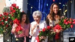 La gimnasta olímpica Laurie Hernández y las actrices Rita Moreno y Gina Torres en la sede del Torneo de las Rosas en Pasadena, California, el martes . Hernández, Moreno y Torres serán las grandes mariscales del tradicional Desfile del Torneo de las Rosas.