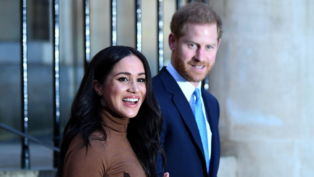 Meghan Steps out on Set of Suits - Meghan's Mirror