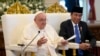 Paus Fransiskus (kiri) menyampaikan pidato didampingi Presiden Indonesia Joko Widodo dalam pertemuan dengan otoritas Indonesia, masyarakat sipil, dan korps diplomatik di Istana Kepresidenan di Jakarta, 4 September 2024. (Handout / VATICAN MEDIA / AFP)