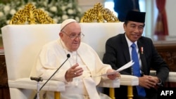 Paus Fransiskus (kiri) menyampaikan pidato didampingi Presiden Indonesia Joko Widodo dalam pertemuan dengan otoritas Indonesia, masyarakat sipil, dan korps diplomatik di Istana Kepresidenan di Jakarta, 4 September 2024. (Handout / VATICAN MEDIA / AFP)