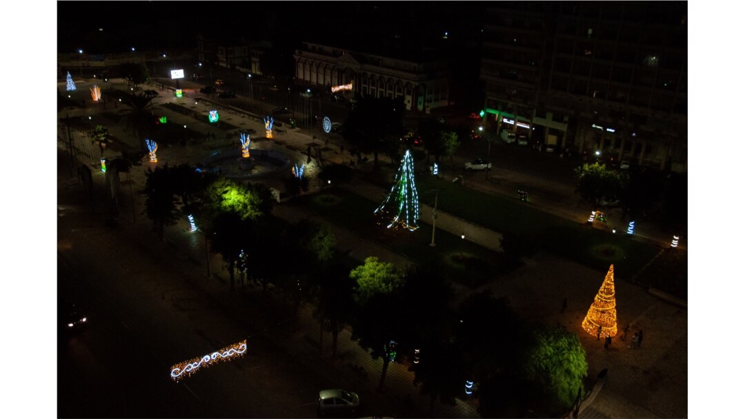 Christmas lights are displayed at Dakar’s city center, Senegal, Dec. 18, 2019. (Annika Hammerschlag/VOA)