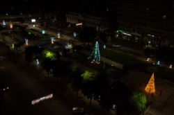 Christmas lights are displayed at Dakar’s city center, Senegal, Dec. 18, 2019. (Annika Hammerschlag/VOA)