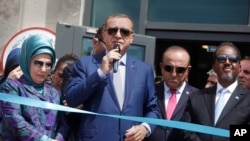 Photo d'archives: De gauche à droite, la première dame de la Turquie Emine Erdogan, le président Recep Tayyip Erdogan, le ministre des Affaires étrangères, Mevlüt Çavusoglu et le président somalien Hassan Sheikh Mohamud à une cérémonie d'inauguration d'une nouvelle ambassade turque à Mogadiscio, en Somalie, le 3 juin 2016.