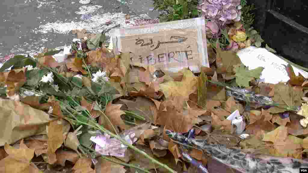 Some of the memorials left at République. (E. Bryant/VOA)