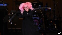 Penyanyi Cyndi Lauper tampil di konser untuk mengenang David Bowie di Carnegie Hall, 31 Maret 2016, di New York.