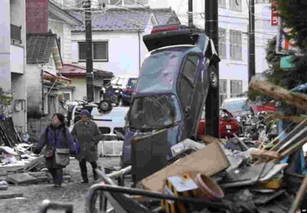 Survivors go get relief goods amid the rubble in Kamaishi, Iwate Prefecture, northeastern Japan, March 18, 2011 (AP photo)