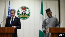 Энтони Блинкен принимает участие в пресс-конференции с министром иностранных дел Нигерии Юсуфом Майтамой Туггаром в Абудже 23 января 2024 года.