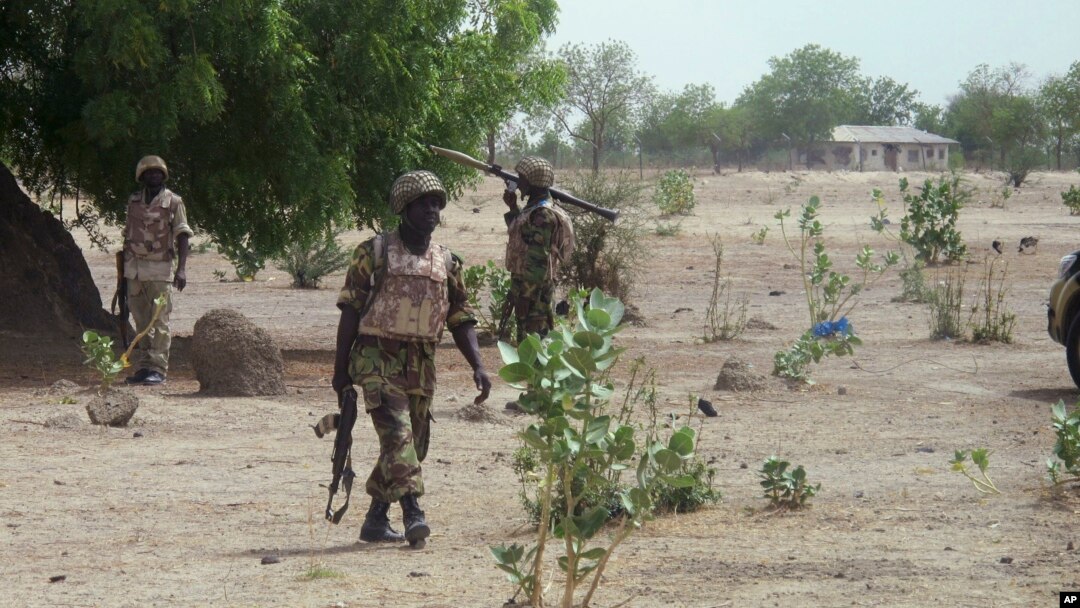 Tentara Nigeria berpatroli di desa Hausari dekat wilayah Maiduguri (Foto: dok). Momodu Bama, komandan tinggi Boko Haram dilaporkan tewas dalam pertempuran awal bulan ini di kawasan Nigeria Utara.