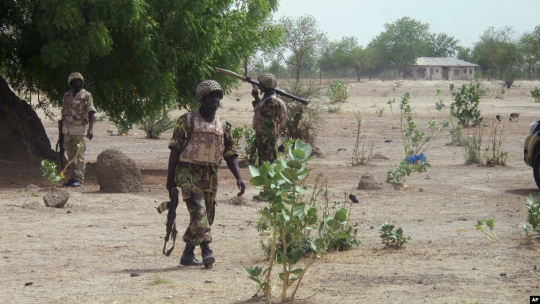 Tentara Nigeria melakukan patroli di pinggiran kota Maiduguri (foto: dok).