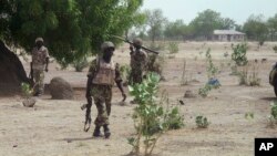 Tentara Nigeria melakukan patroli di pinggiran kota Maiduguri (foto: dok).