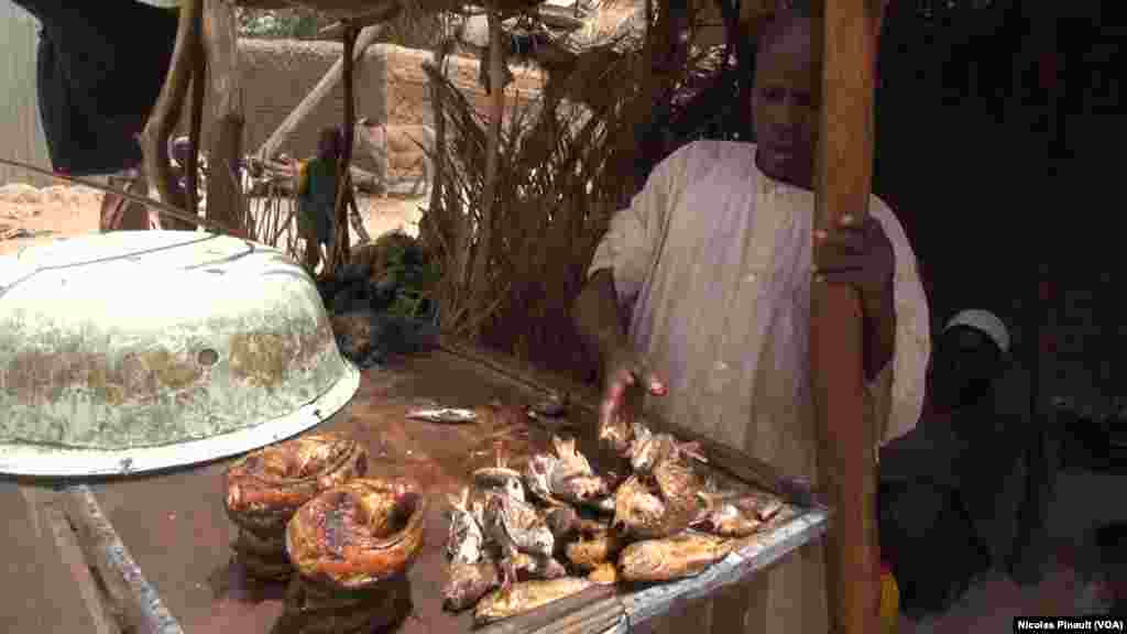 Du poisson sur le marché de Bosso dans la région de Diffa, Niger, le 19 avril 2017 (VOA/Nicolas Pinault)