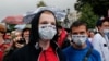 Njerëzit mblidhen për të mbledhur firmat për anulimin e rezultateve të votimit për amendimin e Kushtetutës (Moskë, 15 korrik 2020). Mbi maskat është shkruar fjala "jo". 