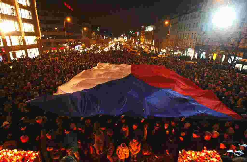 Warga Praha menyalakan lilin untuk menghormati mendiang Presiden Havel di Lapangan Wenceslas, Praha, 18 Desember 2011 (Reuters).