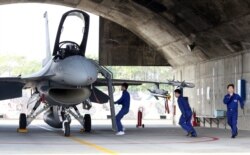 지난 1월 타이완 남부 차이 공군기지에서 지상요원들이 미국산 F-16V 전투기 비상출격 훈련을 준비하고 있다.
