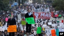 People carry effigies of Mexican President Enrique Pena Nieto and U.S. President-elect Donald Trump as thousands march in anger against the government following a 20 percent rise in gas prices, in Mexico City, Jan. 9, 2017.