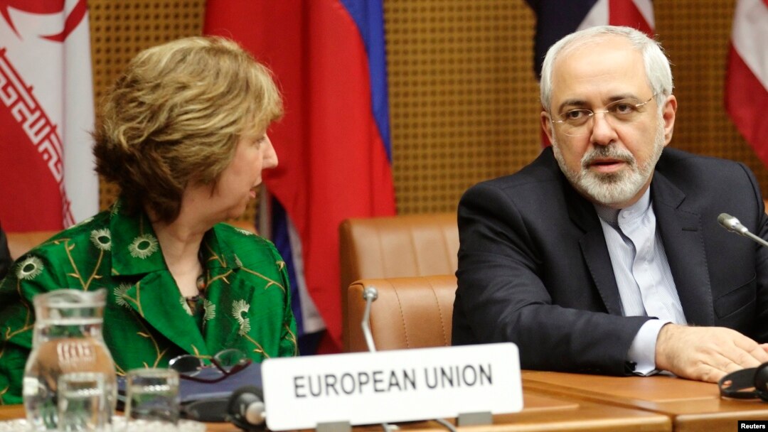 European Union foreign policy chief Catherine Ashton (L) and Iranian Foreign Minister Mohammad Javad Zarif wait for the start of talks in Vienna, April 8, 2014.