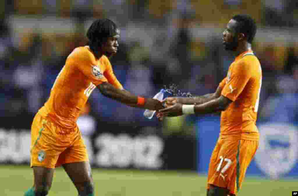 Ivory Coast's Gervinho (L) celebrates his goal against Mali with his teammate Siaka Tiene during their African Nations Cup semi-final soccer match at the Stade De L'Amitie Stadium in Gabon's capital Libreville February 8, 2012.