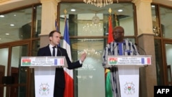 Le président burkinabè Roch Marc Christian Kabore et son homologue français Emmanuel Macron au Palais présidentiel au Burkina Faso, le 28 novembre 2017.