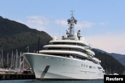 Rus oligark Roman Abramoviç'e ait Eclipse adlı süper lüks yat, Marmaris'teki marinaya demirledi.