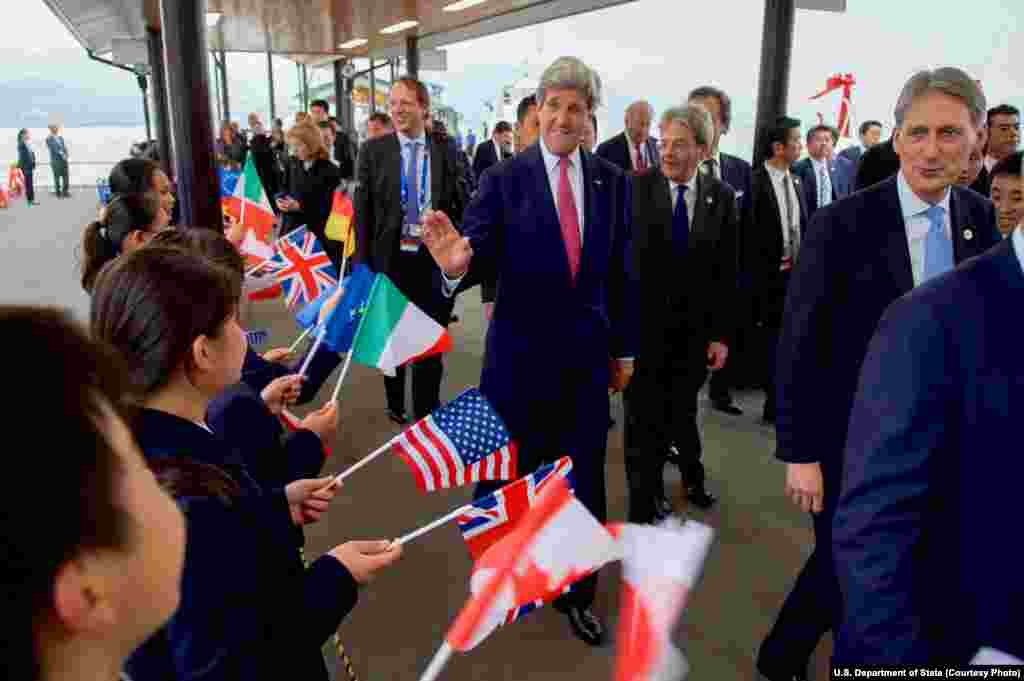 اسکول کے بچوں نے جان کیری اور دیگر عمائدین کو جاپان کے امن پارک پہنچنے پر خوش آمدید کہا۔