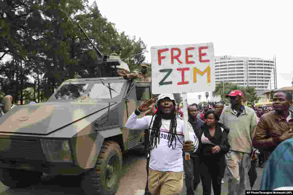 L&#39;armée, qui a assigné Mugabe en résidence surveillée cette semaine,encadre la manifestation, Harare, Zimbabwe, 18 novembre 2017.&nbsp;