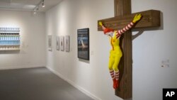 Pameran seni yang menampilkan ikon restoran Ronald McDonald yang disalib di kota Haifa, Israel telah memicu kontroversi (14/1).