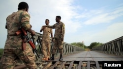 Les forces spéciales Amhara montent la garde sur un pont près de la frontière entre l'Éthiopie et l'Érythrée, près de la ville de Humera, en Éthiopie, le 1er juillet 2021. 