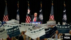 Donald Trump waves to the crowd at a rally in Myrtle Beach, S.C., a day ahead of the state's Republican presidential primary, Feb. 19, 2016. (B. Allen/VOA)