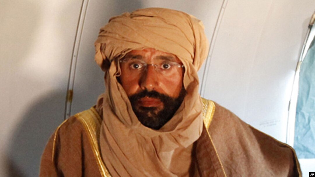 Seif al-Islam Gaddafi saat berada dalam pesawat di Zintan, 19 November 2011 (Foto: dok). Libya akan mulai peradilan terhadap putra mendiang pemimpin Libya Moammar Gaddafi pertengahan September mendatang.